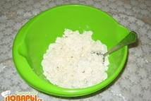 Шаг 2: Разотрите творог с сахаром.