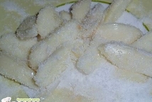 Шаг 1: Шпигуем свинину чесноком (чеснок надо …