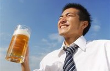 Сколько нужно работать в Индии, США, Китае, чтобы заработать на пиво?