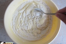 Шаг 3: В полученную массу добавляем стакан …