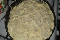 Шаг 2: Картофель нарезаем кружочками. Затем выкладываем …