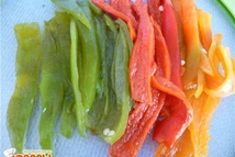 Шаг 4: Нарезать перчик полосками шириной 2-3 …