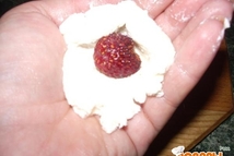 Шаг 2: Мокрой рукой берем часть творога, …