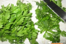 Шаг 3: Добавляем обжаренную курицу, кабачки, солим …