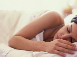 Недосыпающие женщины меньше едят, но быстрее толстеют