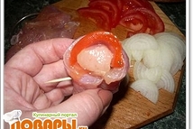 Шаг 2: Делаем розочку из филе. Вырезаем …