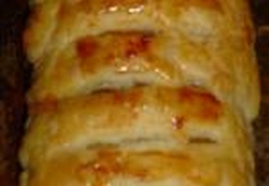  Рулет из слоеного теста с творогом