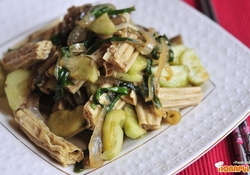 Рецепт: Салат с фучжу и баклажанами 