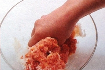 Шаг 2: В миску положить муку, сбрызнуть …