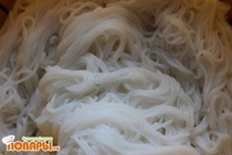 Шаг 4: Пока овощи тушатся отвариваем лапшу …