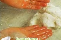 Шаг 6: Смочите руки в воде и …