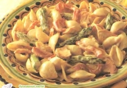 Рецепт: Лосось со спаржей и пастой