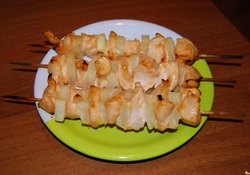 Рецепт: Шашлычки домашние с куриным филе и ананасами