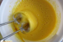 Шаг 2: Берем яйца, разбиваем в удобную …