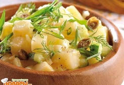 Горячий салат из картофеля с огурцами и каперсами