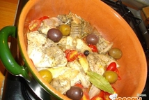 Шаг 2: Затем положила к мясу оливки …