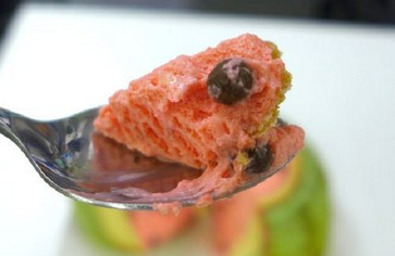 Торт в виде арбуза: нежный бисквит и сочная арбузная мякоть!