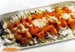 Рецепт: Дыня на шпажках с ананасовым соусом