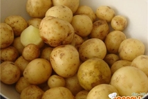 Шаг 1: Картофель тщательно моем, кладем в …