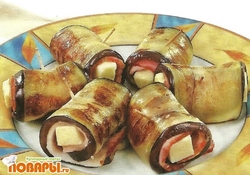 Рецепт: Рулетики из баклажанов с беконом