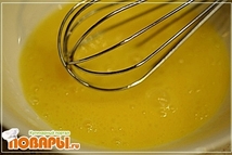 Шаг 4: В отдельной посудинке смешать яйцо, …