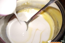 Шаг 2: Желтки растереть с сахаром и …