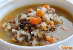 Чечевичный суп с рисом и ржаными кубиками