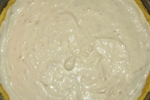 Шаг 6: В белки добавляем немного соли …