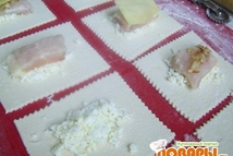 Шаг 6: Раскатываем 1-й пласт теста прямоугольником …