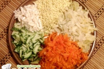 Шаг 2: Очистить картофель, морковь, яйца и …