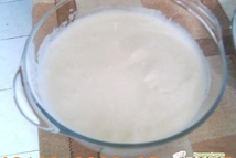 Шаг 2: Перемешать взбитые белки с желтками, …