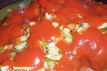 Шаг 4: Засыпать маринованными огурчиками, полить том. …