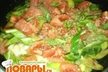 Шаг 6: Выкладываем на мясо лук порей, …