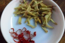 Шаг 2: Имбирь почистить и нарезать очень …