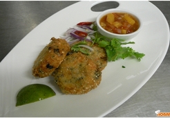 Крабовые оладьи с горячим томатно-ананасовым чатни