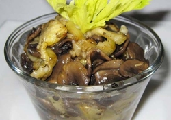 Рецепт: Острая закуска с баклажанами и грибами