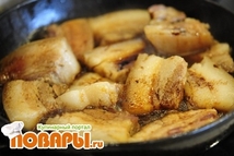 Шаг 2: Переложить готовые кусочки в глубокую …