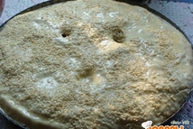 Шаг 5: Смазываем пирог яйцом и присыпаем …