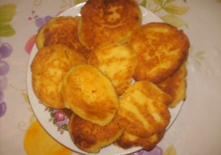 Рецепт: Сырники из творога с изюмом