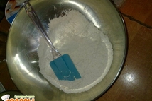 Шаг 2: Займемся бисквитом. Ингредиенты смешиваются по …