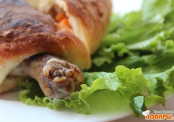 Рецепт: Окорочка с овощами в слоено-дрожжевом тесте