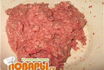 Шаг 1: Мясной фарш посолить, поперчить и …