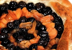 Пирог с курагой и сливовым вареньем  