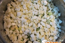 Шаг 3: Отвариваем яйца вкрутую, нарезаем кубиками.