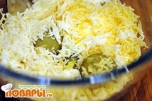 Шаг 2: Чеснок почистить, помыть и пропустить …