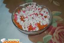 Шаг 3: Третий - мелко порезанные крабовые …