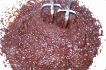 Шаг 2: Вливаем растопленный "шоколад+масло" в полученную …