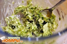 Шаг 2: Огурец порезать тонкими кольцами. В …