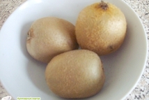 Шаг 2: Киви разрезаем на четыре части …