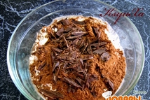 Шаг 2: В отдельной ёмкости смешиваем сухие …